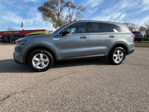 Used 2023 Kia Sorento LX image 2