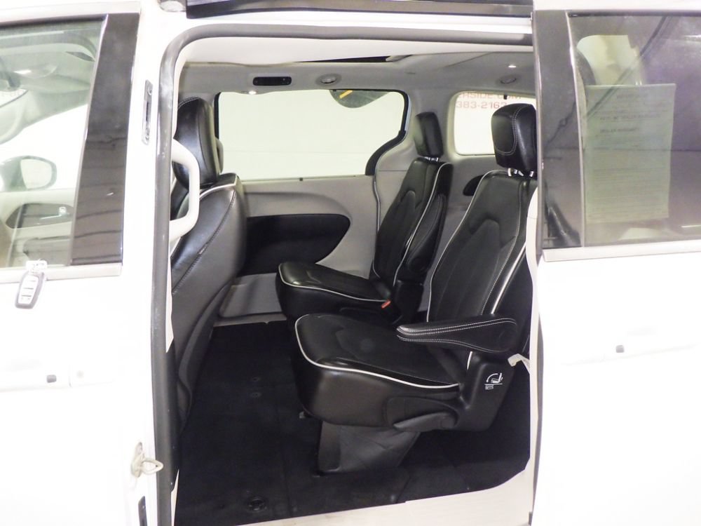 Used 2024 Chrysler Pacifica Limited FWD image 7