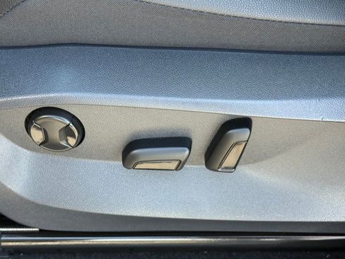 Used 2022 Volkswagen Tiguan SE w/ Panoramic Sunroof Package image 14