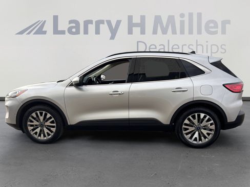 Used 2020 Ford Escape Titanium image 2