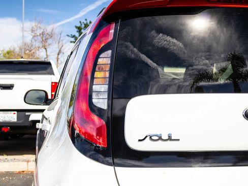 Used 2017 Kia Soul + w/ Designer's Package image 12