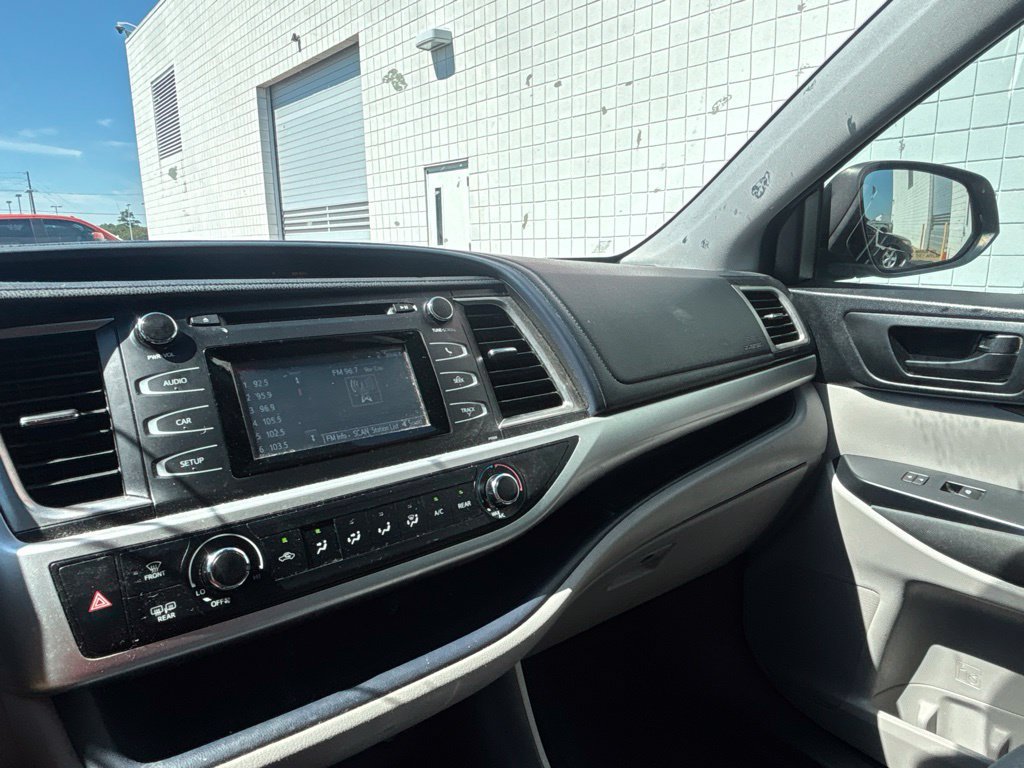 Used 2017 Toyota Highlander LE FWD image 14