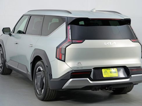 Used 2024 Kia EV9 Land image 53