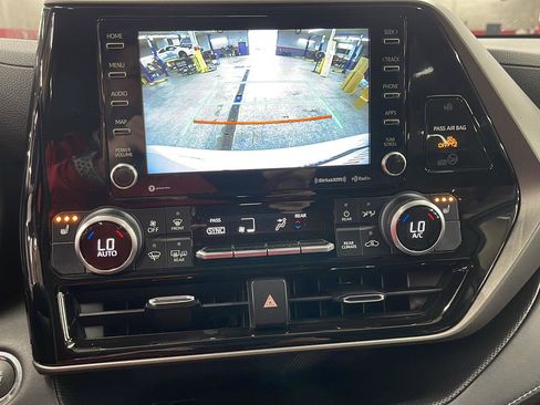 Used 2022 Toyota Highlander XLE image 21