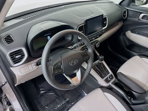 Used 2025 Hyundai Venue SEL FWD image 2