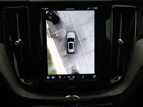 Used 2025 Volvo XC60 B5 Plus image 25