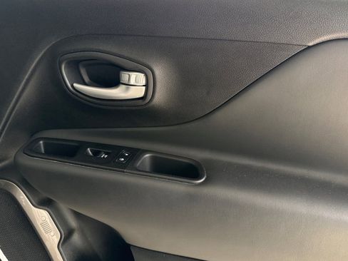 Used 2023 Jeep Renegade Latitude image 19