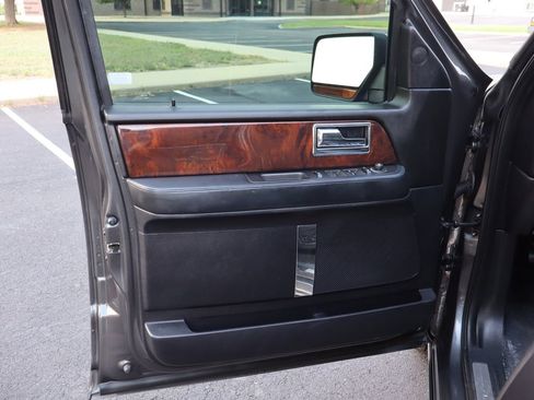 Used 2015 Lincoln Navigator 4WD image 25