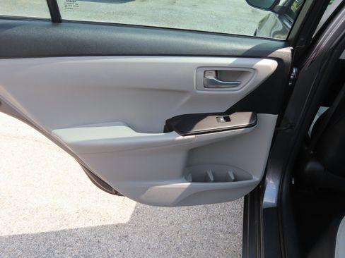 Used 2016 Toyota Camry SE FWD image 18