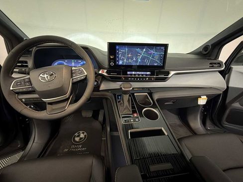 Used 2025 Toyota Sienna XSE image 12