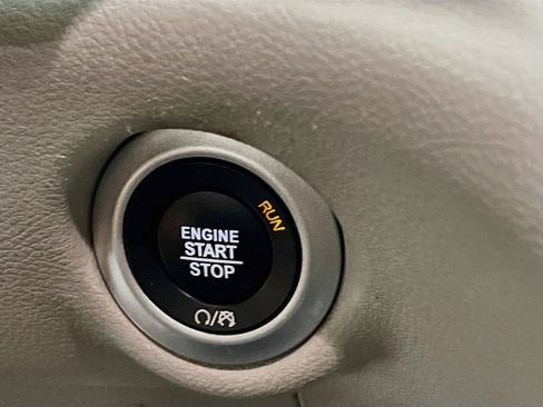 Used 2023 Chrysler Pacifica Touring-L FWD image 23