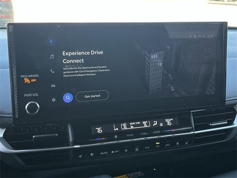 Used 2025 Toyota Sienna Platinum image 19