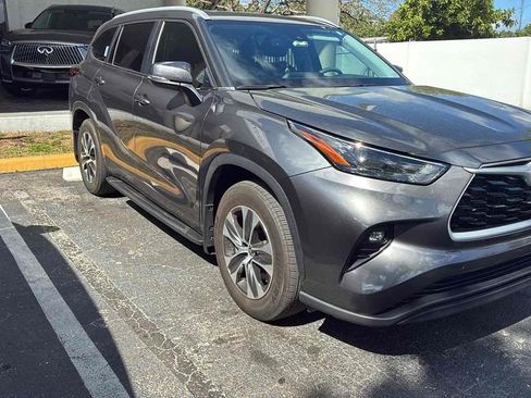 Used 2024 Toyota Highlander XLE image 3