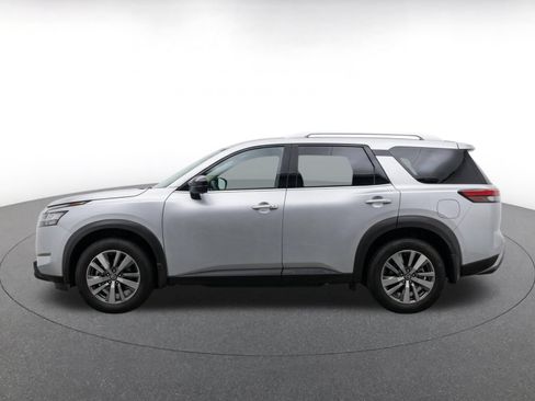 Used 2025 Nissan Pathfinder SV FWD image 5