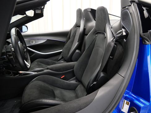 Used 2025 McLaren Artura Spider RWD image 22