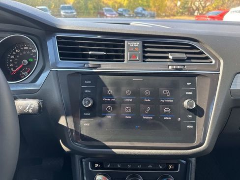 Used 2021 Volkswagen Tiguan SE image 28
