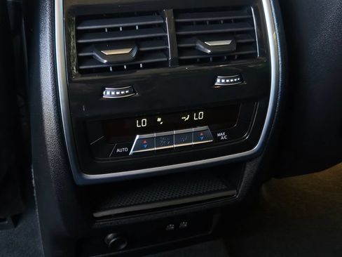 Used 2023 BMW X7 xDrive40i AWD/4WD image 14