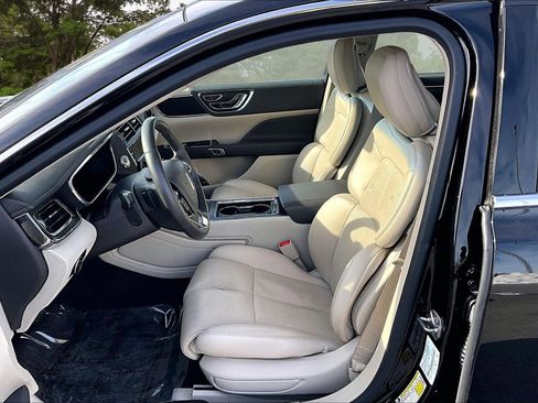 Used 2019 Lincoln Continental Select image 22