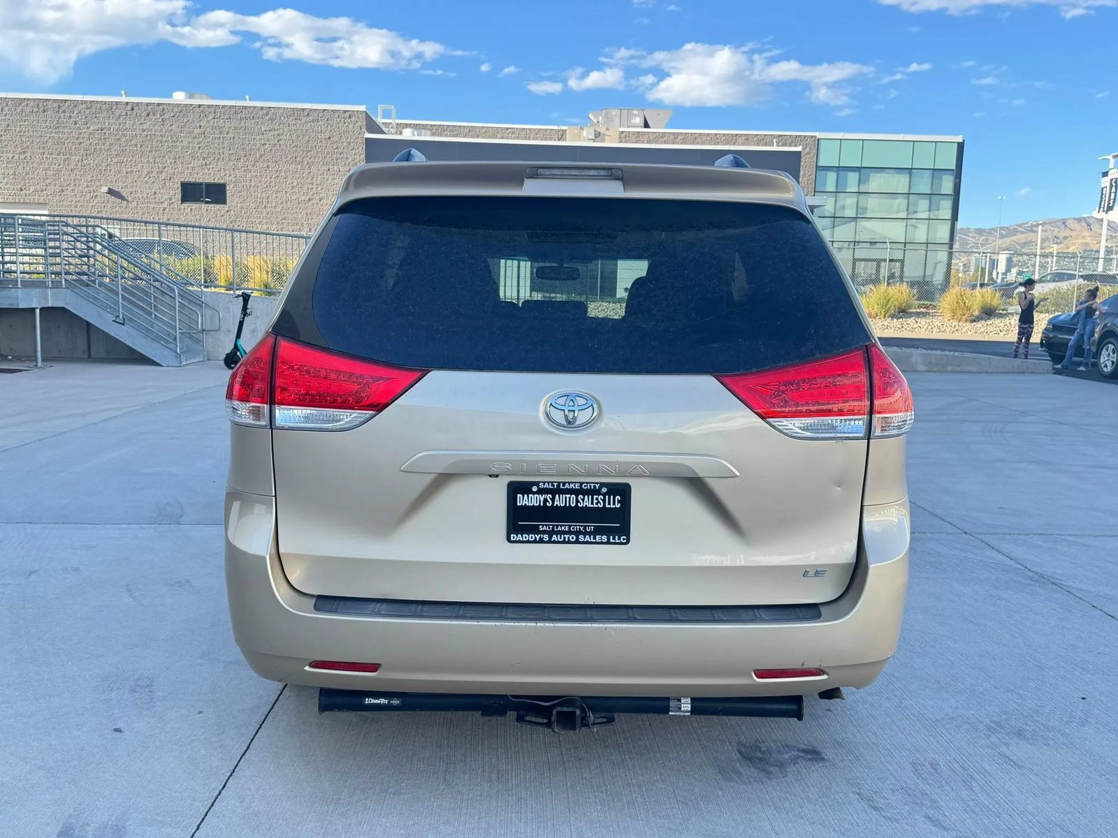 Used 2012 Toyota Sienna LE w/ Towing Pkg FWD image 4