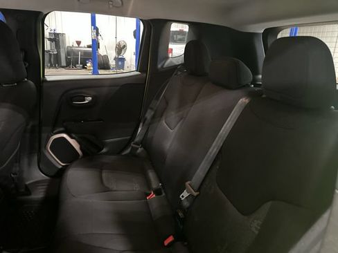 Used 2017 Jeep Renegade Latitude w/ Cold Weather Group FWD image 31
