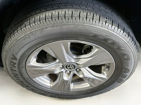 Used 2025 Toyota RAV4 XLE AWD/4WD image 11