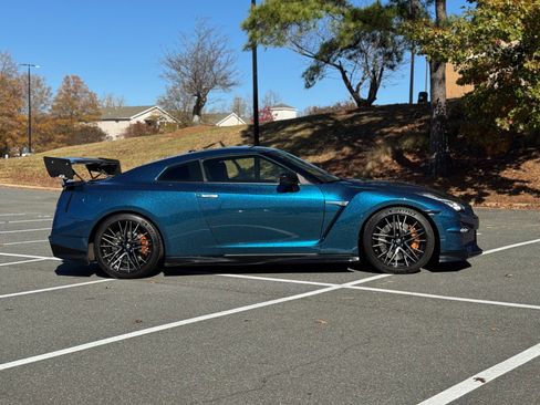 Used 2024 Nissan GT-R Premium w/ Premium Interior Package image 14