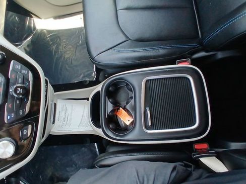 Used 2021 Chrysler Pacifica Touring-L FWD image 20