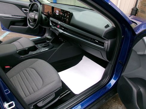 Used 2025 Kia K4 EX image 11