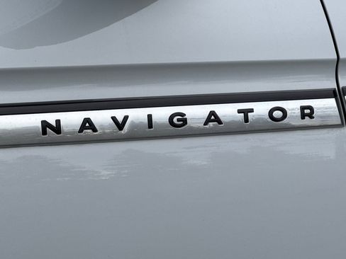 Certified 2025 Lincoln Navigator L Reserve image 27