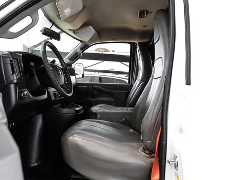 Used 2017 Chevrolet Express 2500 RWD image 3