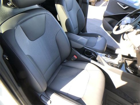 New 2025 Kia Niro EX image 24