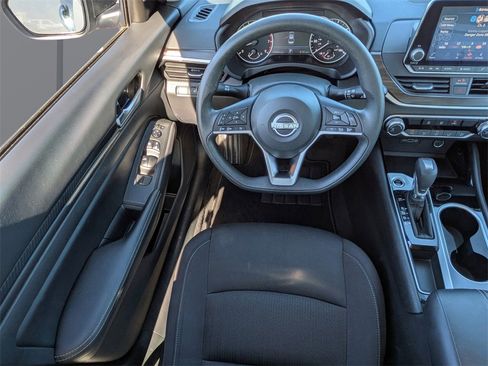Used 2024 Nissan Altima 2.5 SV image 14