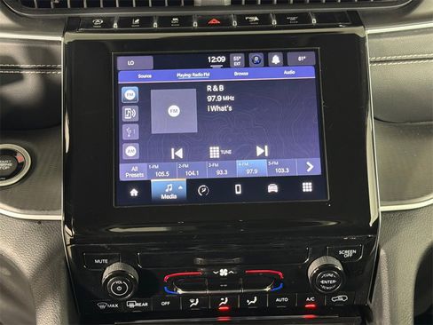 Used 2023 Jeep Grand Cherokee Laredo image 28