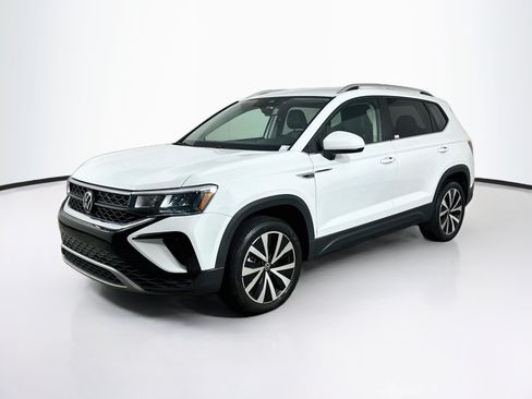 Used 2023 Volkswagen Taos SE FWD image 3
