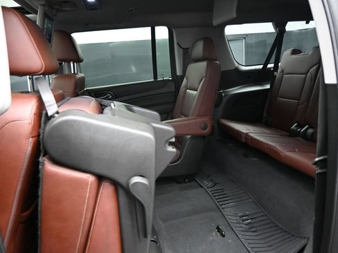 Used 2019 Chevrolet Suburban Premier w/ Premier Plus Edition RWD image 31
