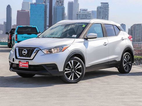 Used 2019 Nissan Kicks SV FWD image 1