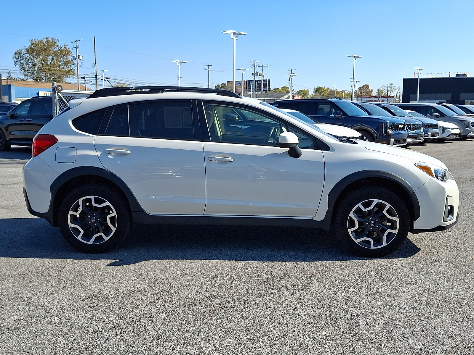 Used 2017 Subaru Crosstrek 2.0i Premium w/ Moonroof Package AWD/4WD image 4