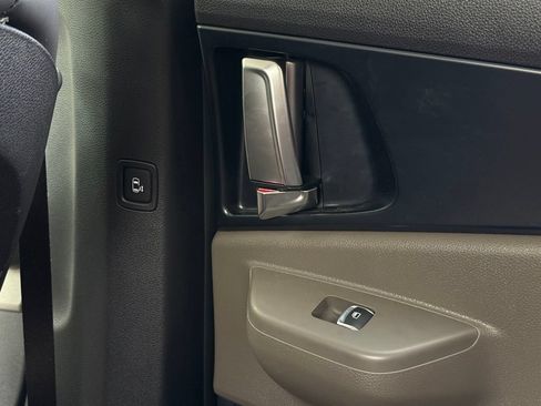 Used 2026 Kia Carnival FWD image 41