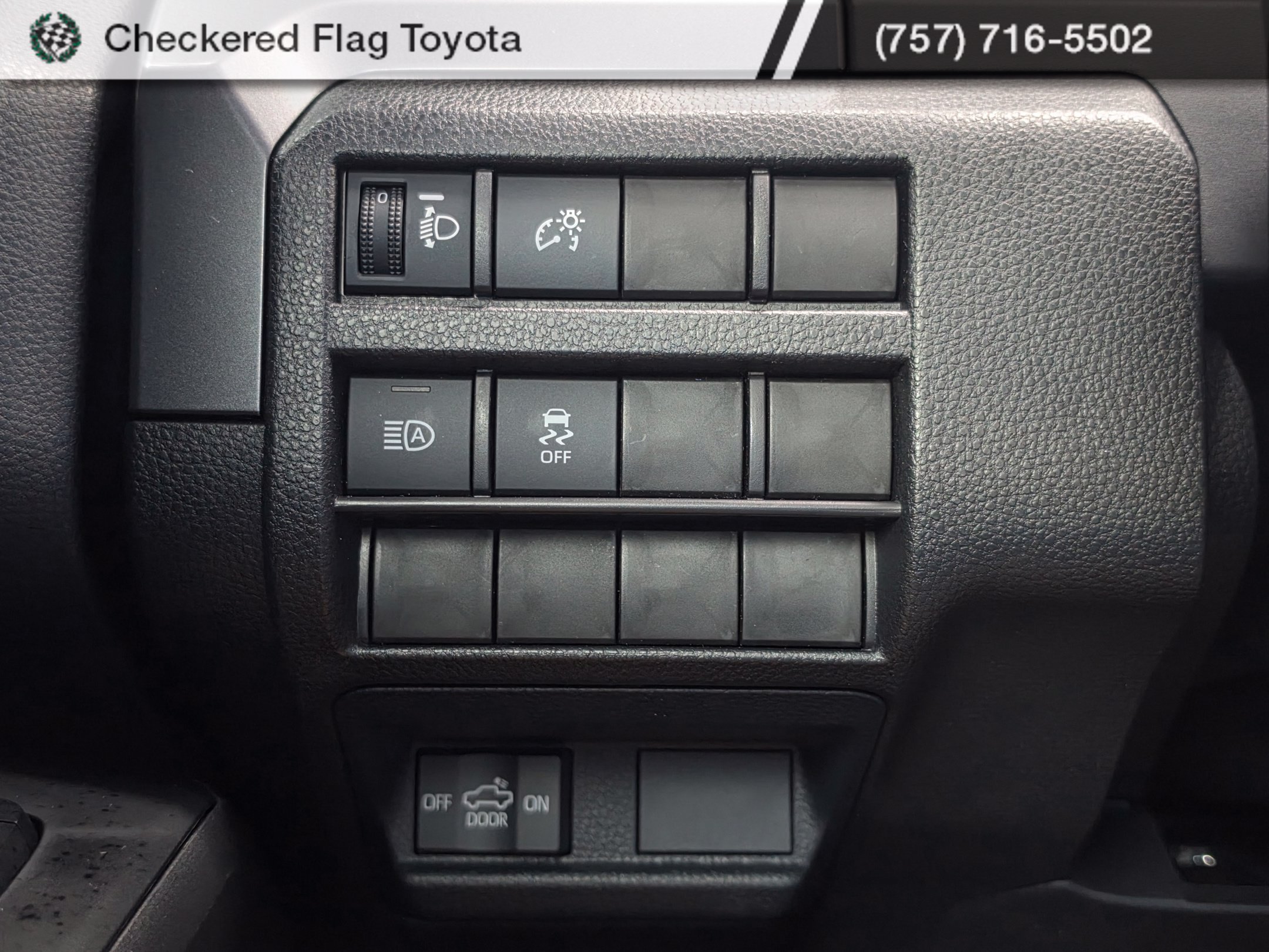 Used 2025 Toyota Tacoma SR5 AWD/4WD image 18