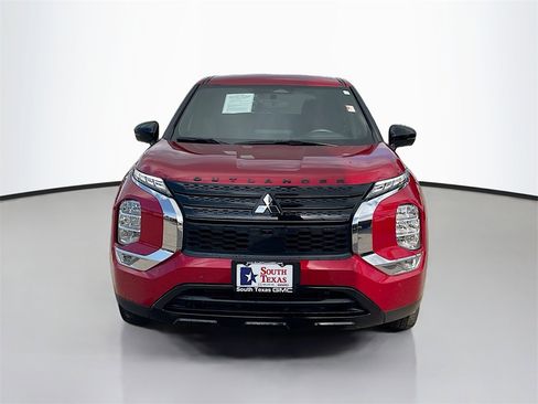 Used 2023 Mitsubishi Outlander SE image 2