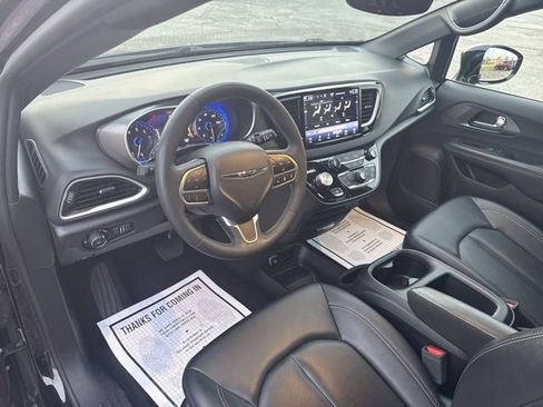 Used 2025 Chrysler Pacifica Select image 14