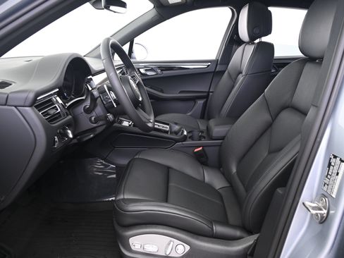 Used 2026 Porsche Macan AWD/4WD image 29