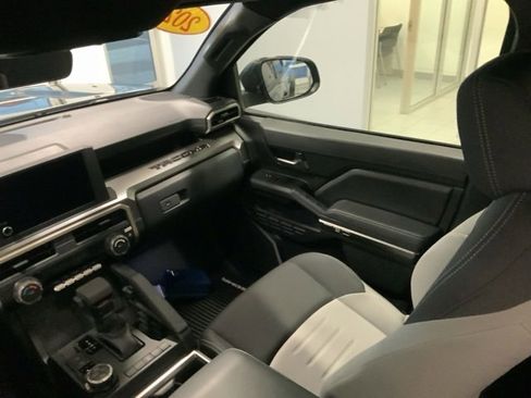 Used 2025 Toyota Tacoma TRD Off-Road image 27