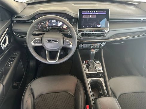 Used 2025 Jeep Compass Latitude w/ Convenience Group AWD/4WD image 16