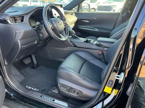 Used 2022 Toyota Venza XLE image 24