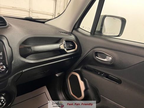 Used 2017 Jeep Renegade Latitude FWD image 44