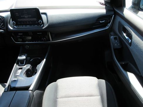 Used 2022 Nissan Rogue SV FWD image 17
