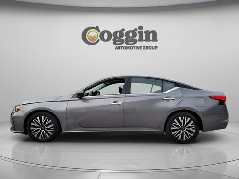 Used 2024 Nissan Altima 2.5 SV image 2
