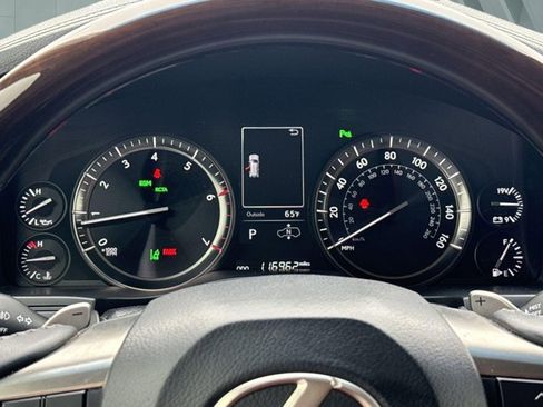 Used 2019 Lexus LX 570 4WD w/ Luxury Package image 17