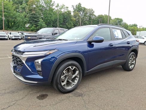 Used 2024 Chevrolet Trax LT w/ Sunroof Package FWD image 3